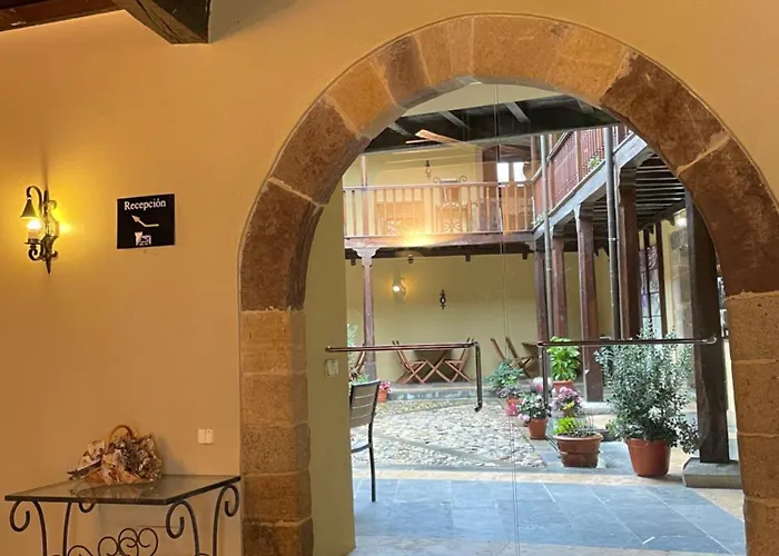 Hotel Castillo Valdes 2*